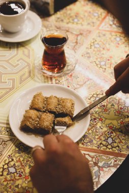 Geleneksel hindistancevizli tatlı baklavası. Ev yapımı fındıklı ve ballı baklava..