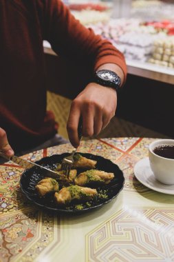 Geleneksel hindistancevizli tatlı baklavası. Ev yapımı fındıklı ve ballı baklava..