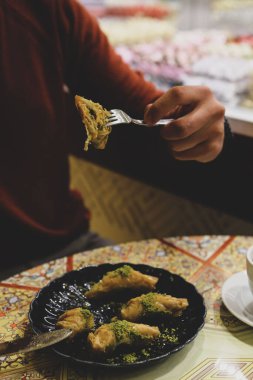 Geleneksel hindistancevizli tatlı baklavası. Ev yapımı fındıklı ve ballı baklava..