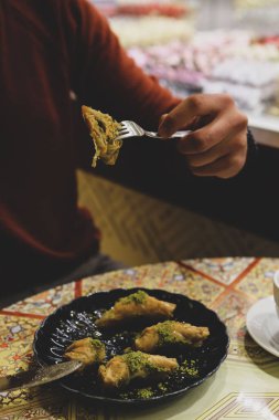 Geleneksel hindistancevizli tatlı baklavası. Ev yapımı fındıklı ve ballı baklava..