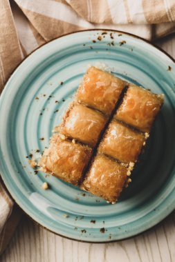 Geleneksel hindistancevizli tatlı baklavası. Ev yapımı fındıklı ve ballı baklava..