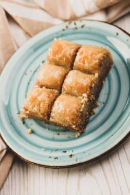 Geleneksel hindistancevizli tatlı baklavası. Ev yapımı fındıklı ve ballı baklava..