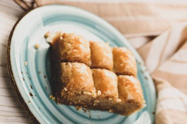 Geleneksel hindistancevizli tatlı baklavası. Ev yapımı fındıklı ve ballı baklava..