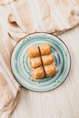 Geleneksel hindistancevizli tatlı baklavası. Ev yapımı fındıklı ve ballı baklava..