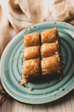 Geleneksel hindistancevizli tatlı baklavası. Ev yapımı fındıklı ve ballı baklava..