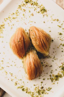 Geleneksel hindistancevizli tatlı baklavası. Ev yapımı fındıklı ve ballı baklava..
