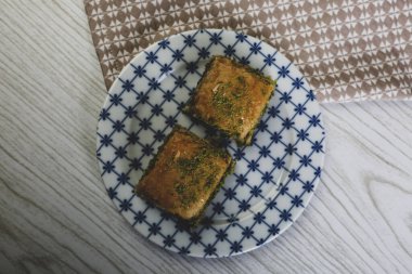 Geleneksel hindistancevizli tatlı baklavası. Ev yapımı fındıklı ve ballı baklava..