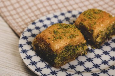 Geleneksel hindistancevizli tatlı baklavası. Ev yapımı fındıklı ve ballı baklava..