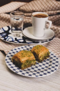 Geleneksel hindistancevizli tatlı baklavası. Ev yapımı fındıklı ve ballı baklava..