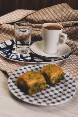 Geleneksel hindistancevizli tatlı baklavası. Ev yapımı fındıklı ve ballı baklava..