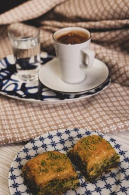 Geleneksel hindistancevizli tatlı baklavası. Ev yapımı fındıklı ve ballı baklava..
