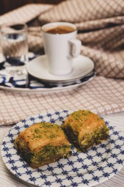 Geleneksel hindistancevizli tatlı baklavası. Ev yapımı fındıklı ve ballı baklava..