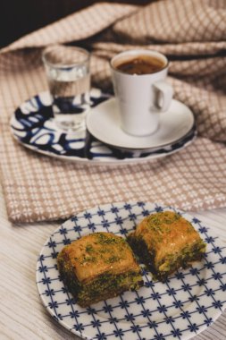Geleneksel hindistancevizli tatlı baklavası. Ev yapımı fındıklı ve ballı baklava..
