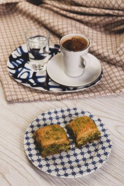 Geleneksel hindistancevizli tatlı baklavası. Ev yapımı fındıklı ve ballı baklava..