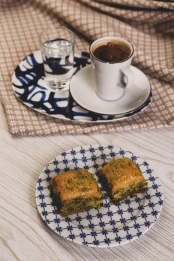 Geleneksel hindistancevizli tatlı baklavası. Ev yapımı fındıklı ve ballı baklava..