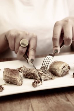 Geleneksel hindistancevizli tatlı baklavası. Ev yapımı fındıklı ve ballı baklava..