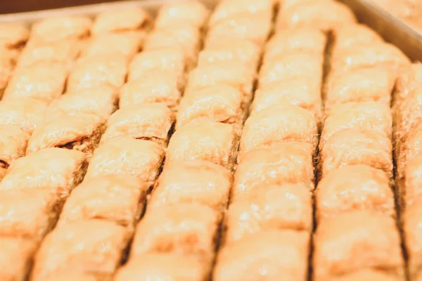 Geleneksel hindistancevizli tatlı baklavası. Ev yapımı fındıklı ve ballı baklava..