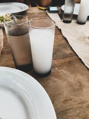 Özel Alkollü İçkili Rakılı Türk ve Yunan Geleneksel Yemek Masası. Uzo ve Türk Rakısı, Türkiye, Yunanistan, Kıbrıs ve Lübnan'da yaygın olarak tüketilen kuru anason aromalı bir aperatiftir.