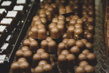 bir sürü değişik çikolatalı pralin