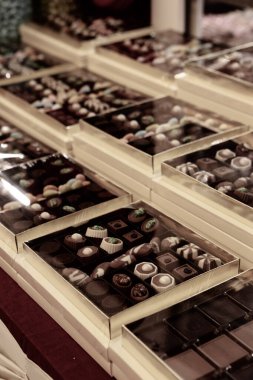 bir sürü değişik çikolatalı pralin