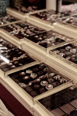 bir sürü değişik çikolatalı pralin