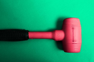 kırmızı ve siyah plastik çekiç