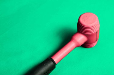 kırmızı ve siyah plastik çekiç