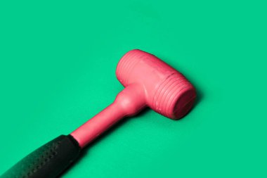 kırmızı ve siyah plastik çekiç