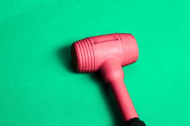 kırmızı ve siyah plastik çekiç