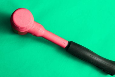 kırmızı ve siyah plastik çekiç