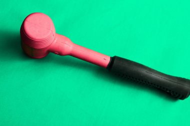 kırmızı ve siyah plastik çekiç