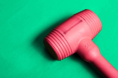 kırmızı ve siyah plastik çekiç