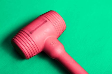 kırmızı ve siyah plastik çekiç