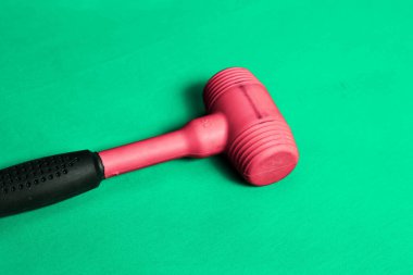 kırmızı ve siyah plastik çekiç