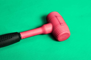 kırmızı ve siyah plastik çekiç