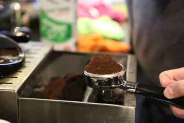 Kahve odasında kahve hazırlayan barista.