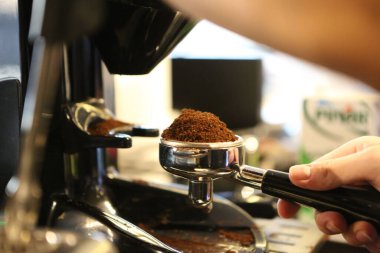 Kahve odasında kahve hazırlayan barista.