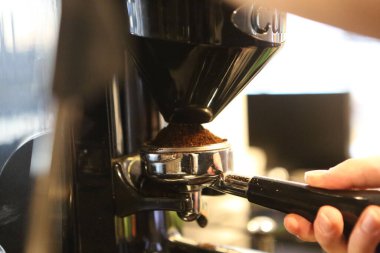 Kahve odasında kahve hazırlayan barista.