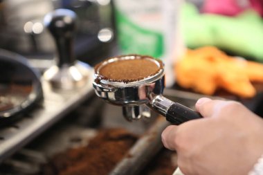 Kahve odasında kahve hazırlayan barista.