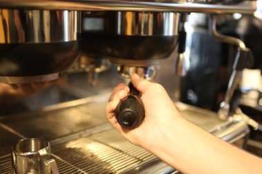 Kahve odasında kahve hazırlayan barista.