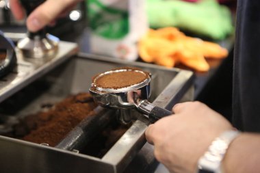 Kahve odasında kahve hazırlayan barista.