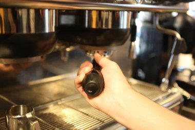 Kahve odasında kahve hazırlayan barista.