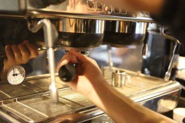 Kahve odasında kahve hazırlayan barista.