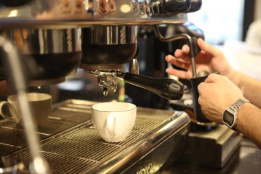 Kahve odasında kahve hazırlayan barista.