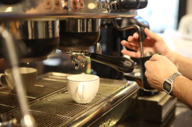 Kahve odasında kahve hazırlayan barista.