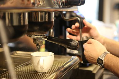 Kahve odasında kahve hazırlayan barista.