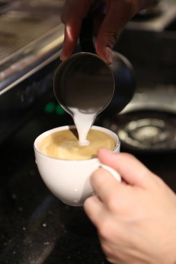 Kahve odasında kahve hazırlayan barista.