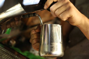 Kahve odasında kahve hazırlayan barista.