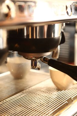 Kahve odasında kahve hazırlayan barista.