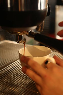 Kahve odasında kahve hazırlayan barista.